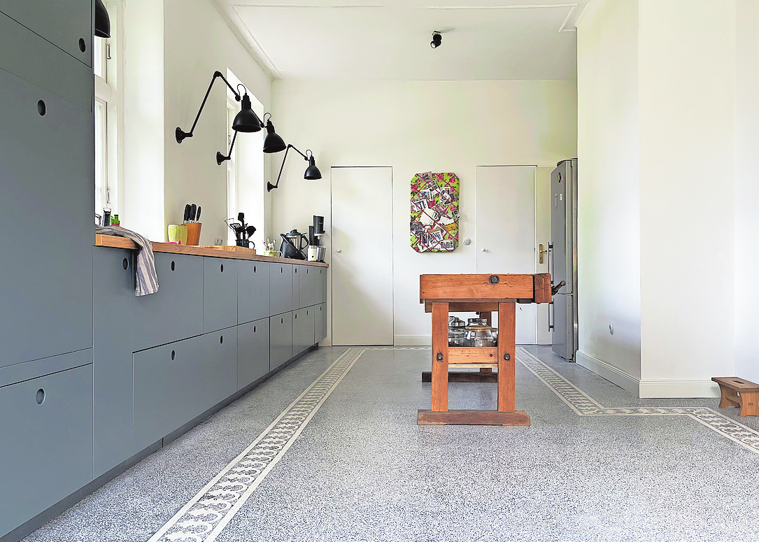 Terrazzoboden in der Küche schafft ein besonderes Ambiente. Foto: Viamaterial