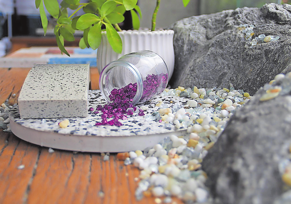Die Zusätze zu den Terrazzoböden können vielfältig sein. Auch recyceltes Glas kann für Terrazzoböden wiederverwendet werden. Foto: Pixabay