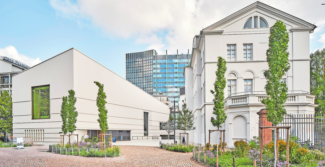 AUCH DAS JÜDISCHE MUSEUM FRANKFURT DIENT ALS WDC-BEGEGNUNGSSTÄTTE - HIER EINE AUSSENANSICHT MIT LICHTBAU UND ROTHSCHILD-PALAIS. FOTO: NORBERT MIGULETZ