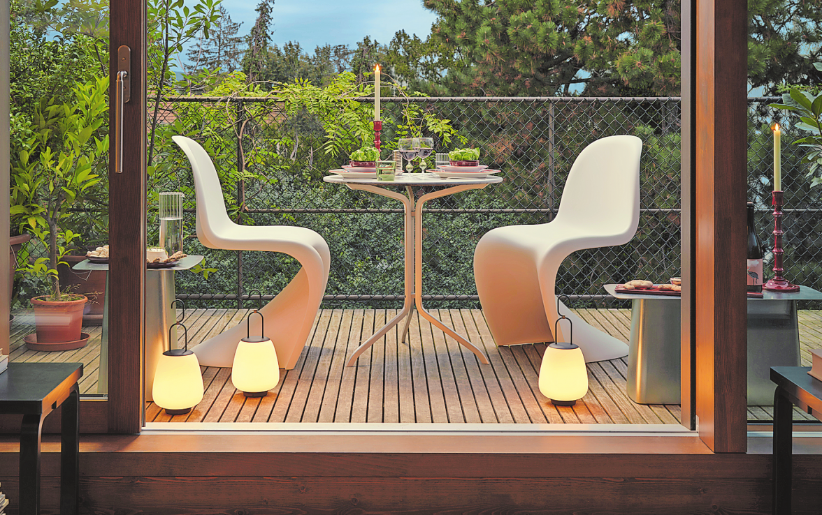 Der legendäre „Panton Chair“ passt sogar ins Outdoor-Ambiente. Foto: Vitra