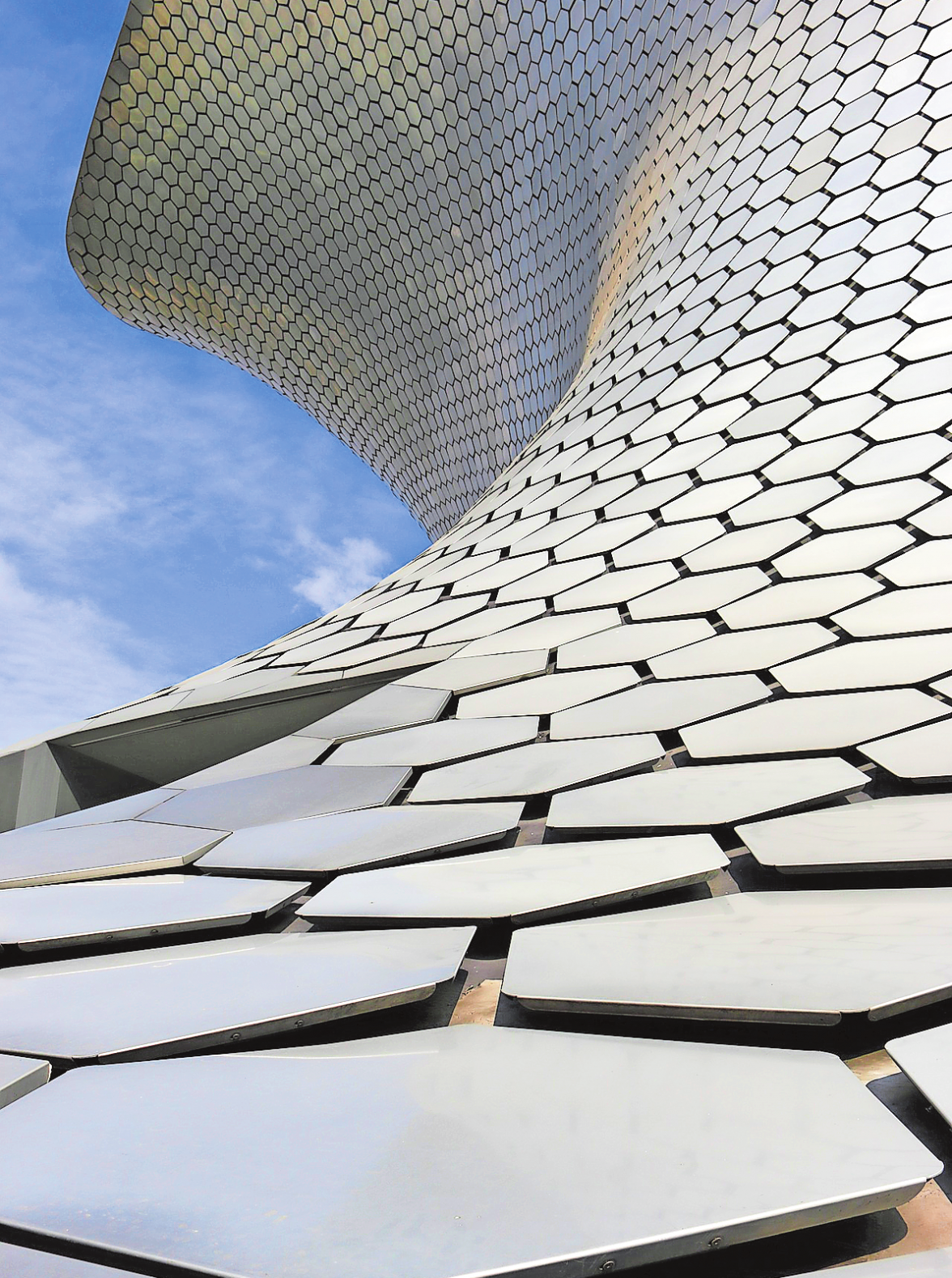 Für den Bau wurden rund 17 000 der wabenförmigen Aluminiumplatten angebracht.<br data-start="174" data-end="177"/> Foto: Pixabay