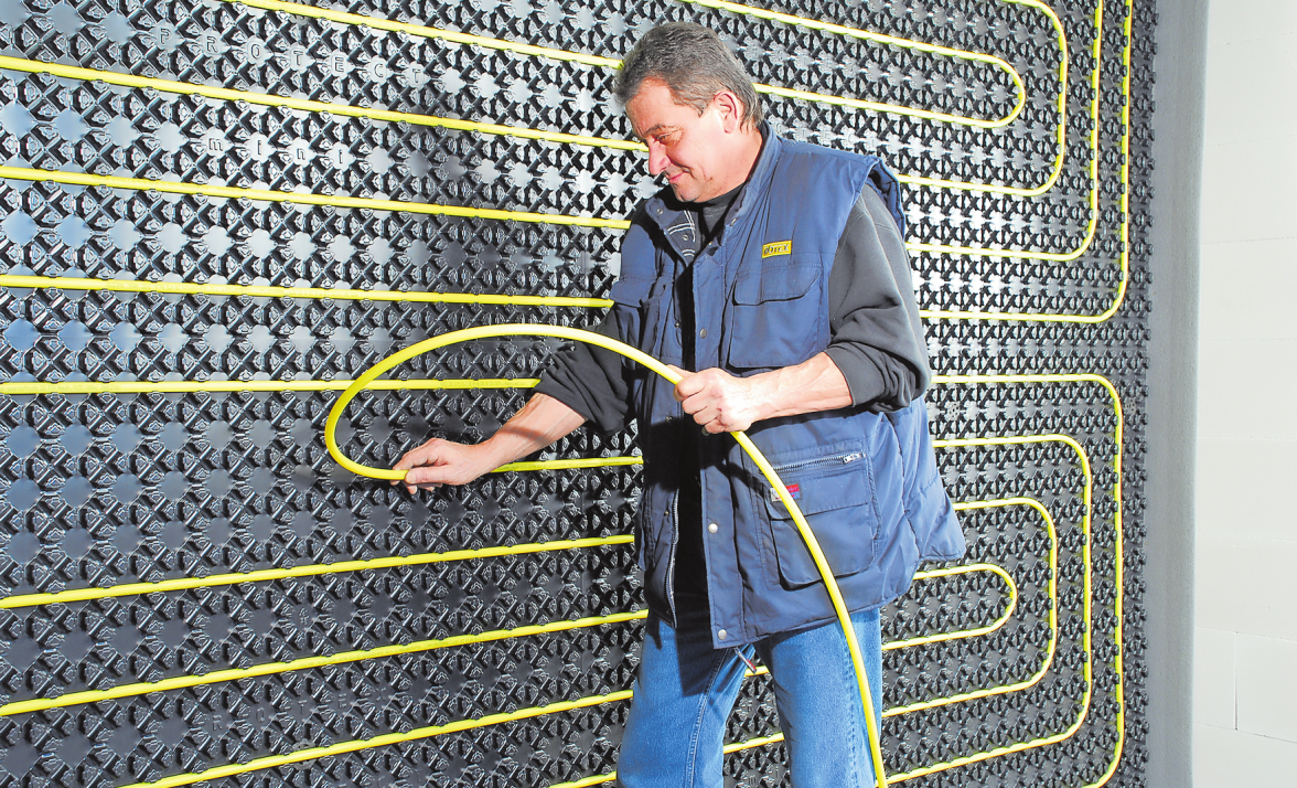 FLÄCHENHEIZUNGEN IM BODEN ODER IN DEN WÄNDEN SORGEN FÜR ANGENEHME STRAHLUNGSWÄRME. FOTO: BUNDESVERBAND DER DEUTSCHEN HEIZUNGSINDUSTRIE