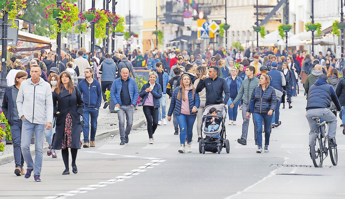 IN ENG BEBAUTEN INNENSTÄDTEN IST VIELLEICHT EINE TEMPORÄRE SPERRUNG DES AUTOVERKEHRS NÖTIG, DAMIT EIN FAMILIEN SPAZIERGANG MÖGLICH IST. FOTO: PIXABAY/ICSILVIU