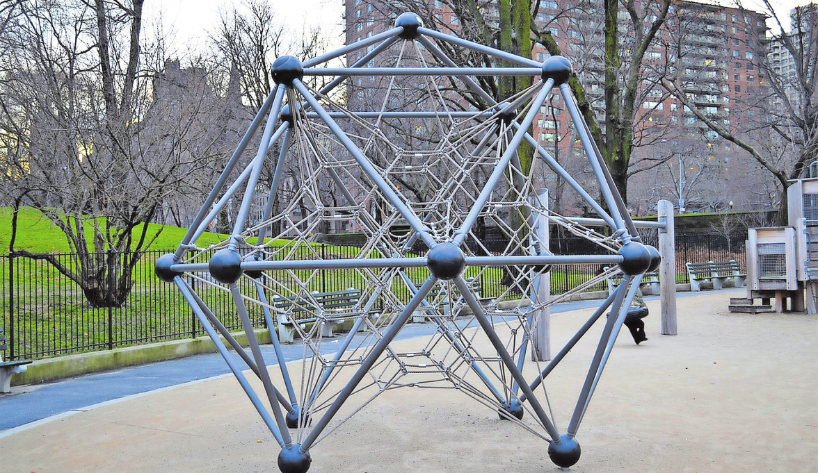 EIN TRISTER SPIELPLATZ ZWISCHEN PLATTENBAUTEN GENÜGT LAUT BAUGESETZ FÜR FAMILIENFREUNDLICHKEIT. ANDERE PLANER SEHEN ES KRITISCHER UND PLANEN GRÖSSERE FREIRÄUME FÜR BEGEGNUNG UND SPIELPLÄTZE, DIE DEN NAMEN AUCH VERDIENEN. FOTO: PIXABAY/UTALBAMNULKER