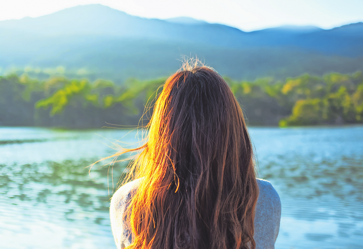"Rückenschmerzen beginnen im Kopf“, heißt es manchmal. Stress, innere Anspannungen und Lebensbelastungen können die Beschwerden verstärken. Eine multimodale Schmerztherapie behandelt Körper und Psyche. Foto: Adobe Stock