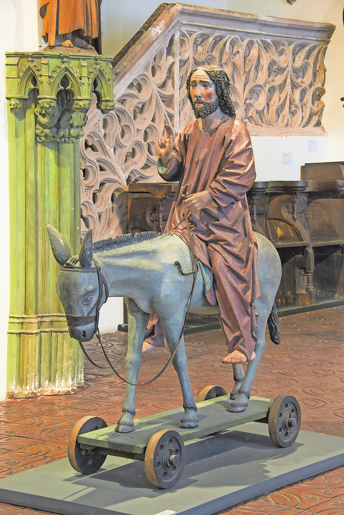 Vom Mittelalter bis weit in die Barockzeit hinein wurden bei den Palmprozessionen kunstvolle hölzerne Figurengruppen mitgeführt, die den Einzug Jesu in Jerusalem symbolisiserten. Diese Lindenholz-Darstellung entstand um 1470 bis 1480 und gehört zu den Schätzen des Bayerischen Nationalmuseums. Foto: Bayerisches Nationalmuseum