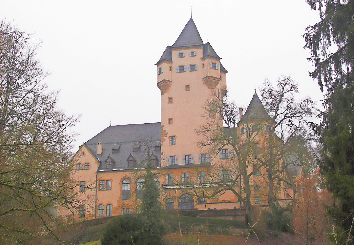 DAS VON PIERRE DUNCK-EYDT UND MAX OSTENRIEDER ERBAUTE SCHLOSS DER LUXEMBURGER REGENTEN ERHIELT EINEN MÄCHTIGEN TURM NACH DEM VORBILD DES BELVEDERE VOM SCHLOSS KOSPODA.   FOTO: WIKIMEDIA/VIATORIS