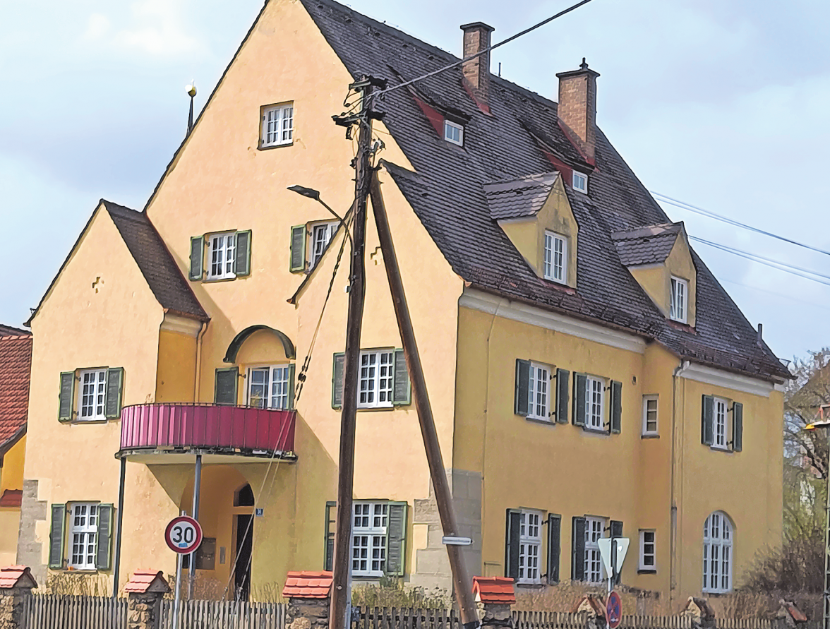 DIE VILLA SCHNEIDER IN DER WESSLINGER HAUPTSTRASSE 38 BESASS URSPRÜNGLICH NUR EINEN FLACHEN BALKON ZWISCHEN DEN ZWEI ECKRISALITEN. FOTO: PALMER