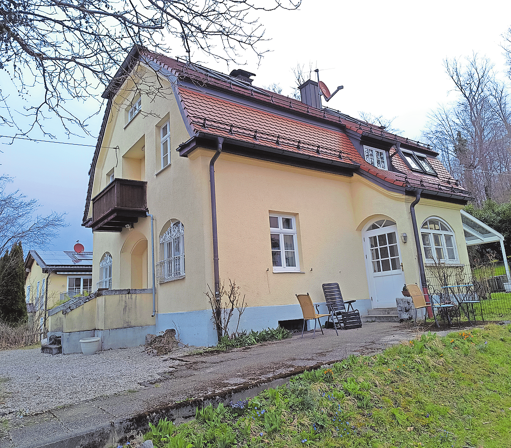 DER MÜNCHNER SCHAUSTELLER WILLI BAUMER LIESS OSTENRIEDER DIESES WALMDACHWOHNHAUS IN WESSLING (GAUTINGERSTR. 11) UM 1905 ERBAUEN. ES THRONT MALERISCH ÜBER EINER STREUOBSTWIESE.   FOTOS: PALMER