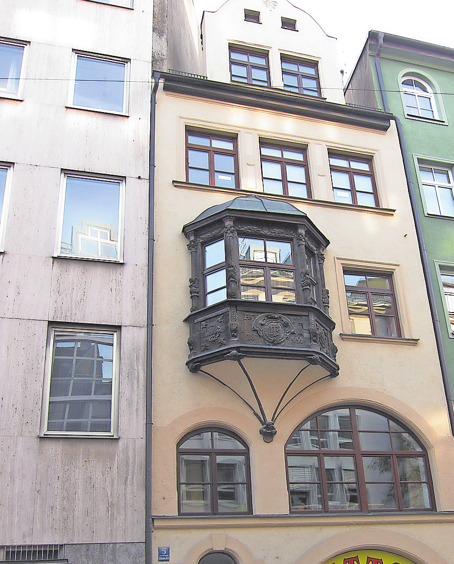 BEI DEN MÜNCHNER WOHN- UND GESCHÄFTSHÄUSERN BEWIES OSTENRIEDER STETS EIN GUTES AUGE FÜR AUSGEWOGENE PROPORTION UND FÜR DEN KONTEXT IMENSEMBLE.   FOTOS: WIKIMEDIA / RUFUS46 (4) UND AHERT