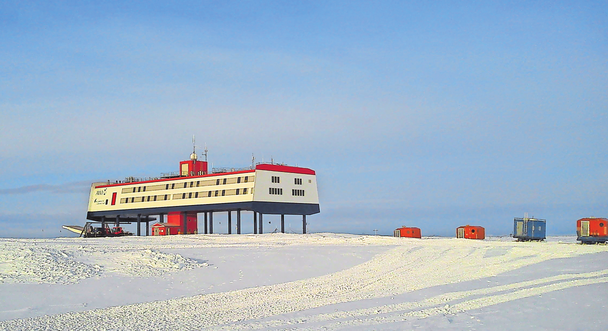 Die Neumayer Station befindet sich auf dem Schelfels der Antarktis und ist die Basis der deutschen Antarktisforschung. Viele der hier erzielten Untersuchungsergebnisse liefern auch wichtige Erkenntnisse für die Raumfahrt.    Foto: Prof. A. Choukér/LMU Klinikum München