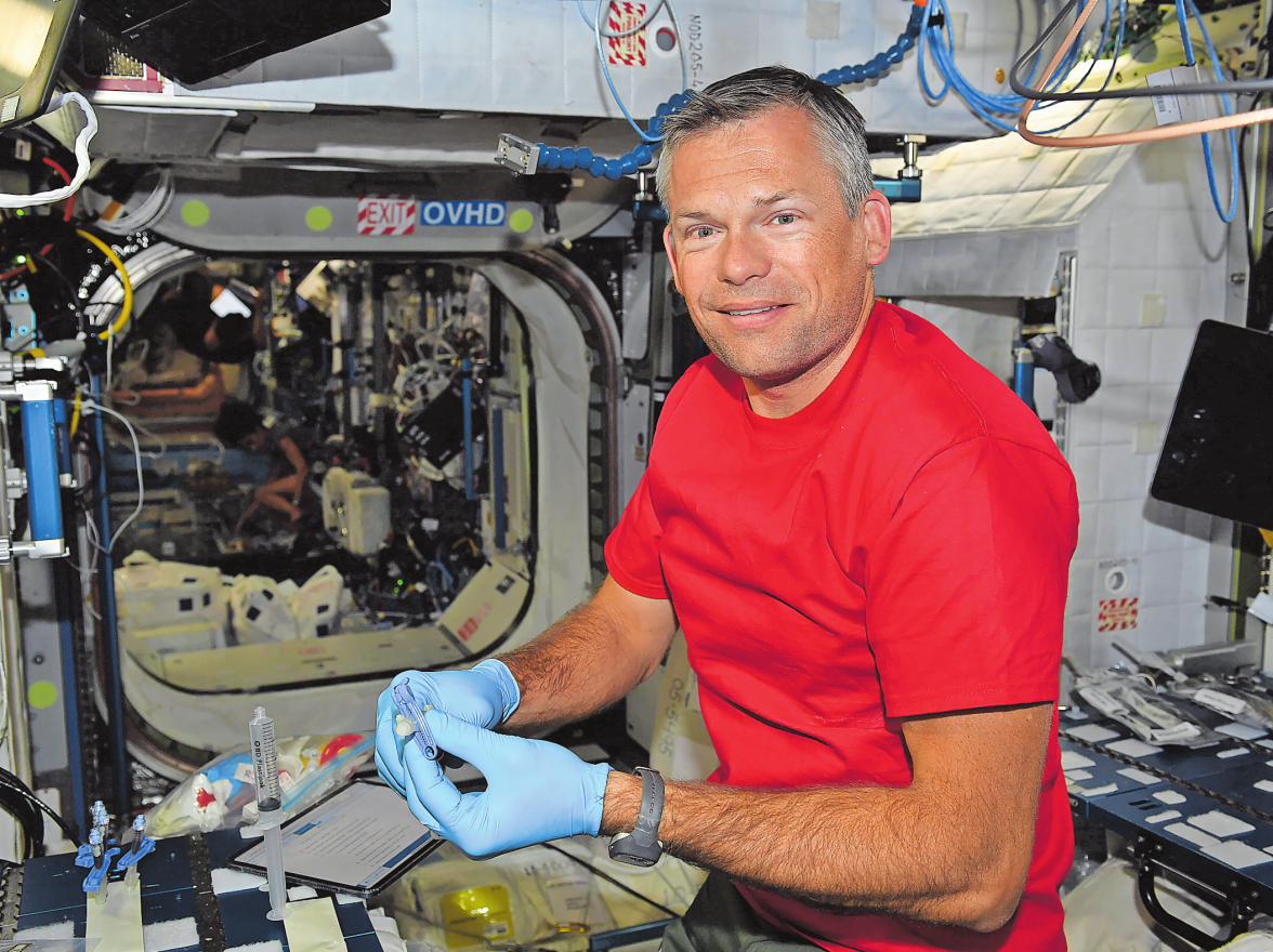 Astronaut Andreas Mogensen auf der ISS bei der Durchführung eines Experiments mit dem Namen Immunity Assay.    Foto: ESA/NASA