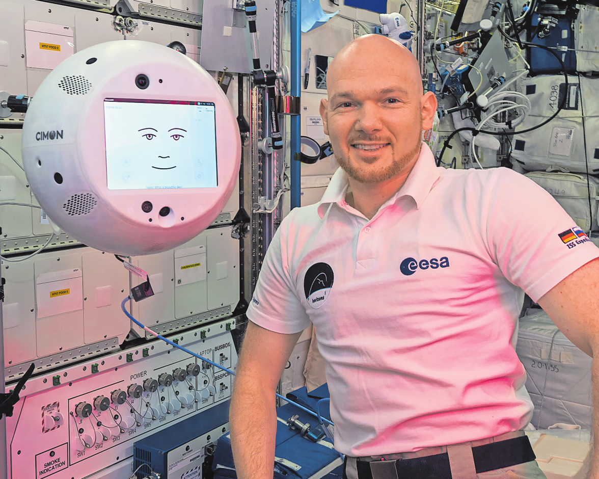 Astronaut Alexander Gerst zusammen mit dem lächelnden Roboter CIMON auf der ISS nach dem ersten Einsatz während der Horizons Mission.     Foto: ESA/NASA/DLR