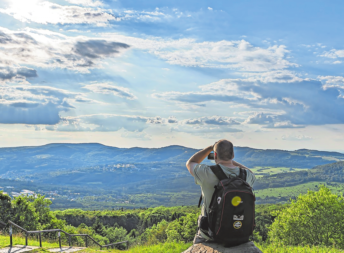 Wanderer genießen den Ausblick am "Hochrhöner".  Foto: Rhön GmbH/W. Fallier