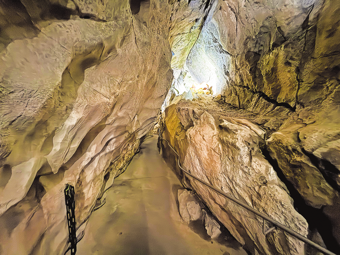 Wer heute den Weg in das alte Gestein der Sturmannshöhle (Allgäu) wagt, erlebt 120 Millionen Jahre Erdgeschichte.    Foto: Tourismus Hörnerdörfer