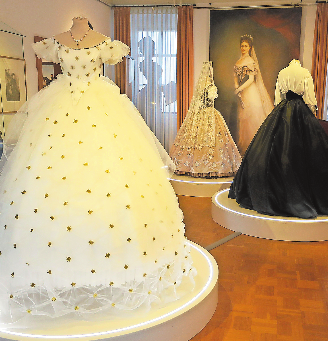 Im Sisi-Schloss bei Aichach gibt es die Dauerausstellung „Sisi – Leben, Tod und Mythos“. Ein Muss für die Fans. Foto: Erik Echter