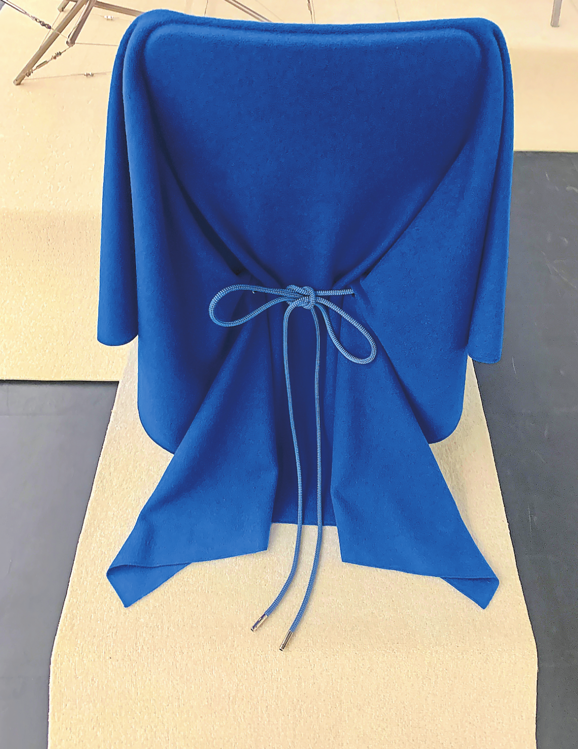 ELEGANT GEWANDETER STUHL MIT KUNSTVOLLER DRAPIERUNG - EINE STUDENTISCHE ARBEIT VON LINJUN ZENG VON DER KUNSTHOCHSCHULE KASSEL UNTER LEITUNG VON AYZIT BOSTAN.