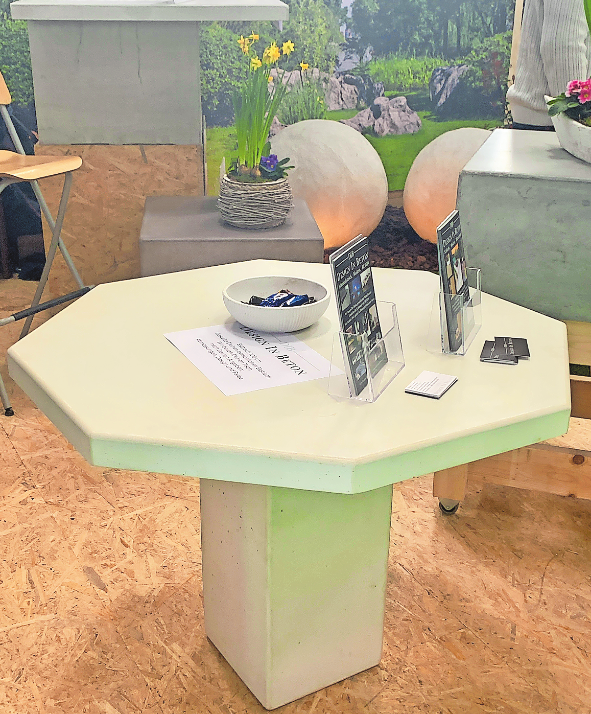 ZEMENTIERTE FORMENVIELFALT: ACHTECKIGER TISCH MIT STANDFESTEM BEIN, GESEHEN BEI DESIGN IN BETON.