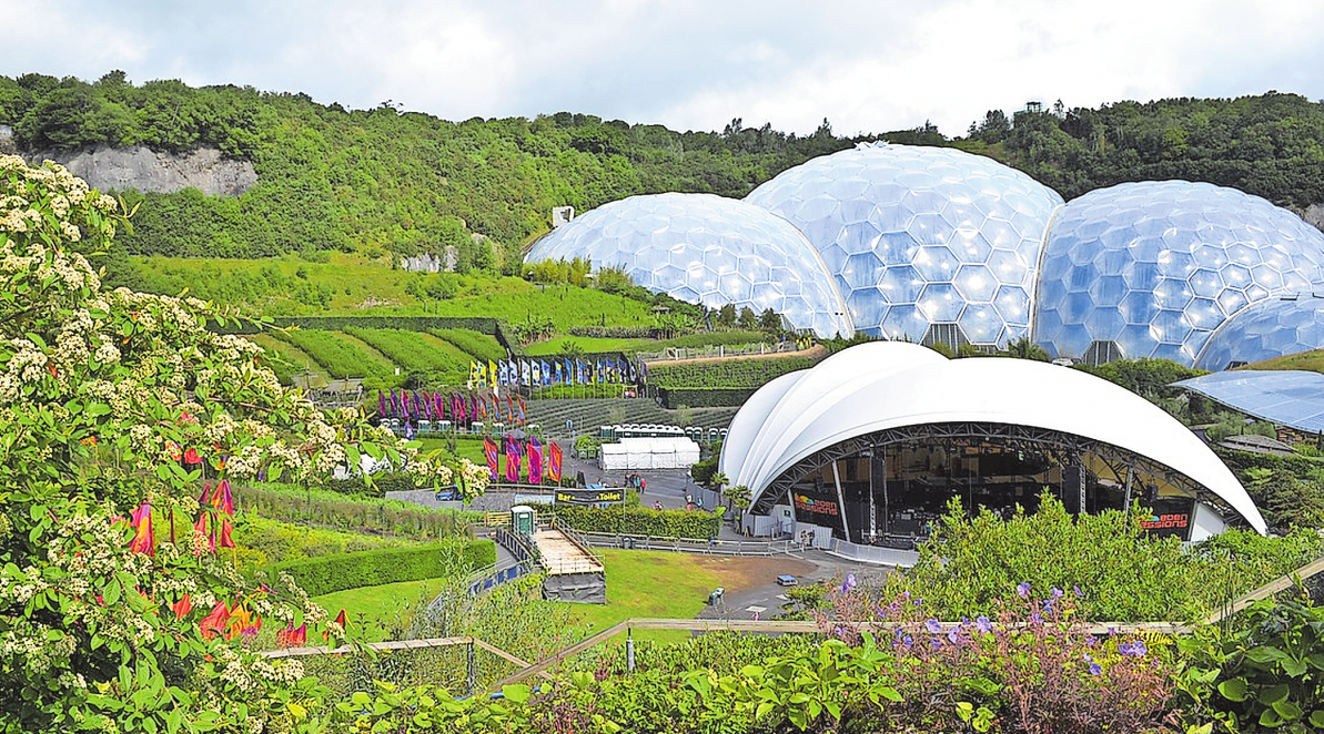 DIE GEODÄTISCHEN KUPPELN DES BOTANISCHEN GARTENS IN CORNWALL BENÖTIGEN DANK RAFFINIERTER MATERIALIEN KEINE AUFWENDIGE TRAGEKONSTRUKTION.   FOTO: PIXABAY/ PENSTONES