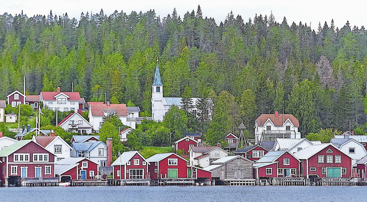 DER KOMPLEMENTÄRKONTRAST AUS ROT UND GRÜN BESTIMMT AUCH DAS ERSCHEINUNGSBILD DER INSEL ULVÖN, DIE KLEINE HOLZKAPELLE STAMMT AUS DEM JAHR 1622. FOTO: FRANZISKA HORN