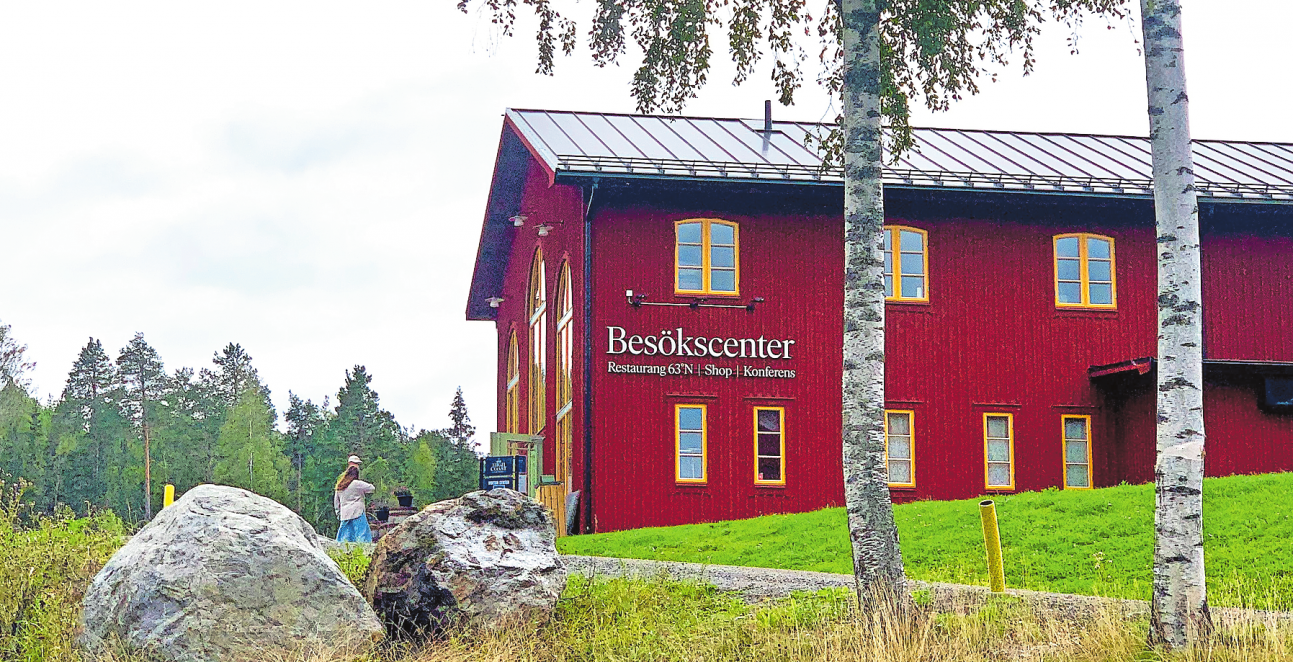 FLÄCHENDECKEND ROTSEHEN: DAS BESUCHSZENTRUM DER „HIGH COAST DISTILLERY“ IN BJÄR TRÅ AN DER HÖGA KUSTEN IM OSTEN SCHWEDENS. FOTO: FRANZISKA HORN