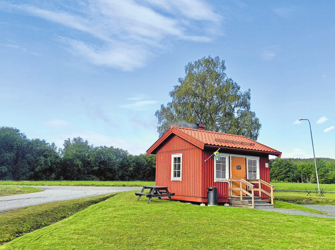 DIESES „TINY HOUSE“, DAS ZUR ÄLTESTEN FLADENBROTBÄCKEREI NAMENS„MJÄLLOMS TUNNBRÖD“ IN ULLÅNGER GEHÖRT, LEUCHTET EBENFALLS IN FRISCHEM FALUNROT. FOTO: FRANZISKA HORN