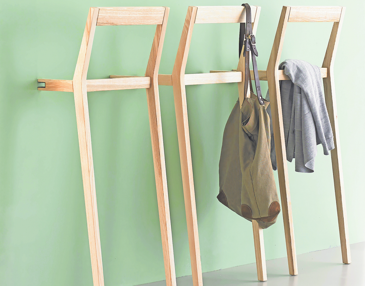 EINE GARDEROBE IST EIN KLEIDERSTÄNDER, IST EIN HANDTUCHHALTER. DER „KAMMERDIENER“: EIN MÖBEL, DAS FÜR VIELE ZWECKE GEEIGNET IST. FOTO: STADTNOMADEN