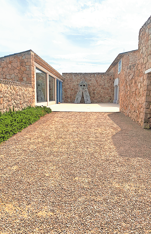 RUSTIKALE NATURSTEINMAUERN SÄUMEN DEN EINGANG ZUR BERÜHMTEN KUNSTSAMMLUNG DER FONDATION CARMIGNAC AUF DER INSEL PORQUEROLLES.