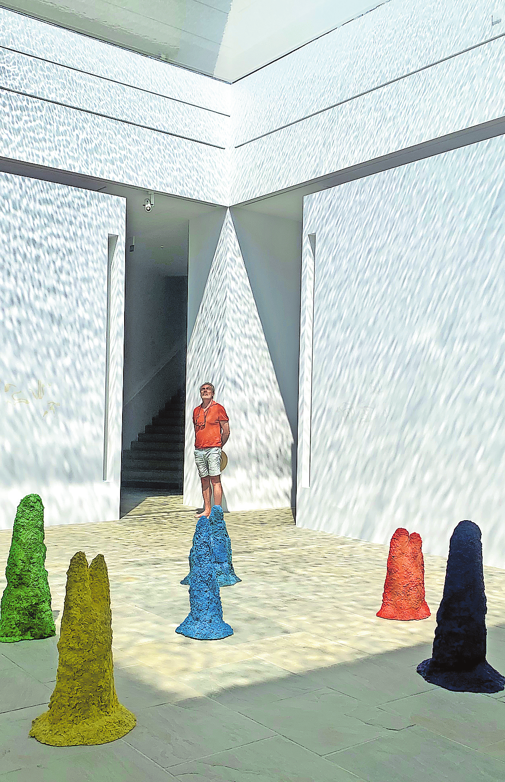 SPIEL AUS LICHT UND SCHATTEN: UNTER DEM WASSERBECKEN FLIRREN LICH TREFLEXE ÜBER DIE WÄNDE UND TAUCHEN DIE SKULPTURALE KUNSTINSTALLATION DES HOFS IN EIN WECHSELHAFTES AMBIENTE.