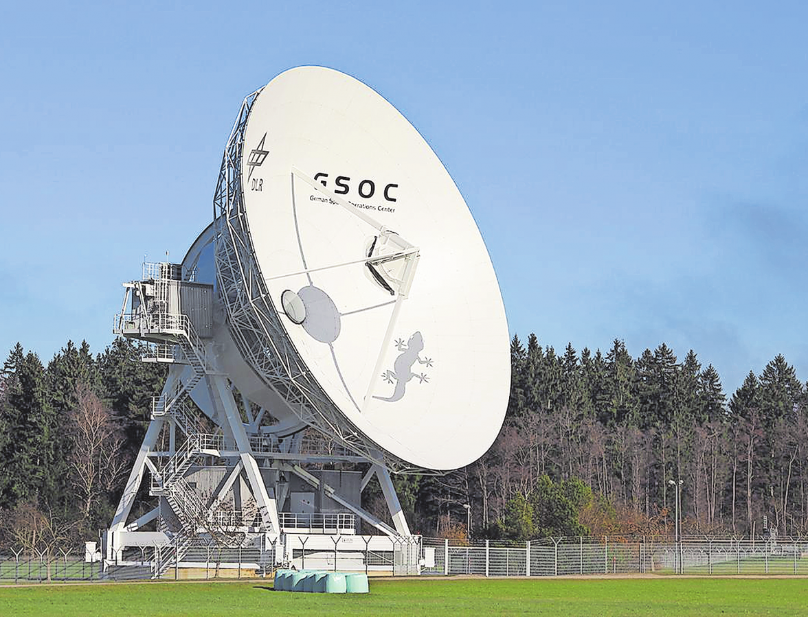 Die DLR-Bodenstation Weilheim hat seit über 50 Jahren eine wichtige Funktion beim Datenaustausch und der Kommunikation im Rahmen von Satellitenstarts. Hier stehen mehrere Antennen bereit, um für unterschiedliche Frequenzbereiche Daten auszutauschen. Etwa 44 Mitarbeitende arbeiten im 24-Stunden-Schichtbetrieb an sieben Tagen der Woche. Die Station ist mit dem Raumfahrtkontrollzentrum in Oberpfaffenhofen verbunden. Dieses koordiniert den Betrieb der Antennen, generiert die Steuerbefehle für die Satelliten, empfängt von Weilheim die Daten der Raumfahrzeuge und verarbeitet diese weiter. Auch andere Raumfahrtagenturen mieten regelmäßig Antennenzeit für ihre Missionen. Foto: DLR