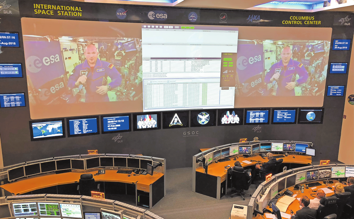 Blick in das Columbus-Kontrollzentrum, von dem aus im Auftrag der ESA der Betrieb des Weltraumlabors gesteuert wird. Auf der Leinwand sieht man den Astronauten Alexander Gerst im Jahr 2018. Foto: Patrizia Steipe