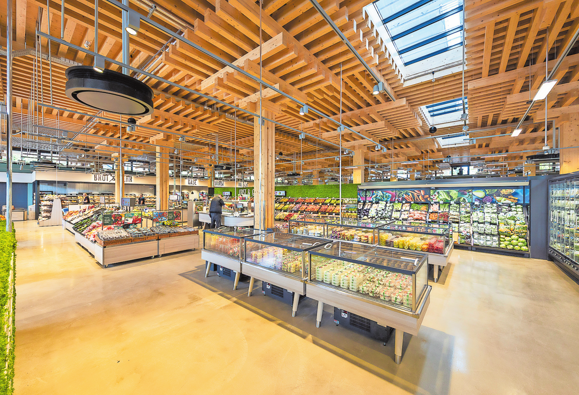 HOLZ UND GLAS BEHERRSCHEN AUCH DAS BILD IN DER MARKTHALLE, DIE HELL UND FREUNDLICH DAHERKOMMT FOTO: CHRISTOPH GROSSE