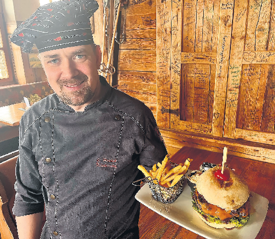 Josef Houdek, der Küchenchef des Fichtelberghauses präsentiert in 1.215 Metern Höhe den ,,1215 Burger". Foto privat