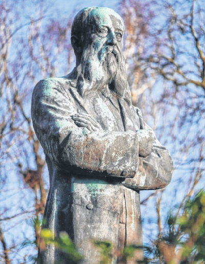 Im Schlossgarten steht das Denkmal von Friedrich von Esmarch. Foto: Karin Funke