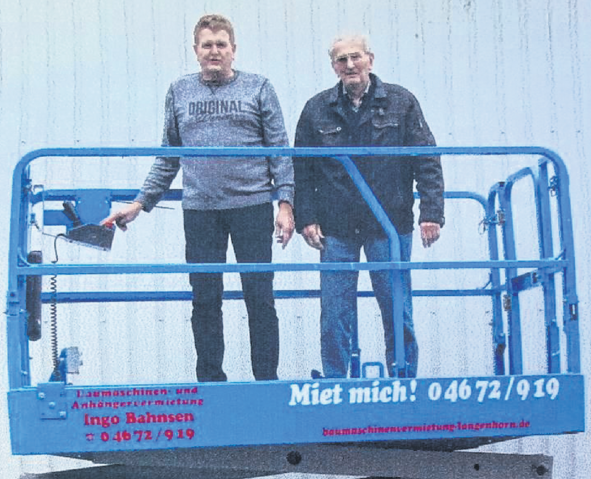 Hoch hinaus: Vater Jens Bahnsen half Ingo Bahnsen gerade in der Anfangszeit. Foto: Bahnsen & Sohn