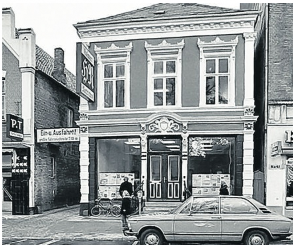 Im Jahr 1973 zogen die Husumer Nachrichten in die Adresse Markt 23 (links) um, in deren Hinterhof 1972/73 ein zusätzliches modernes Gebäude (rechts) entstand. Hier war später jahrzehntelang die Redaktion beheimatet.