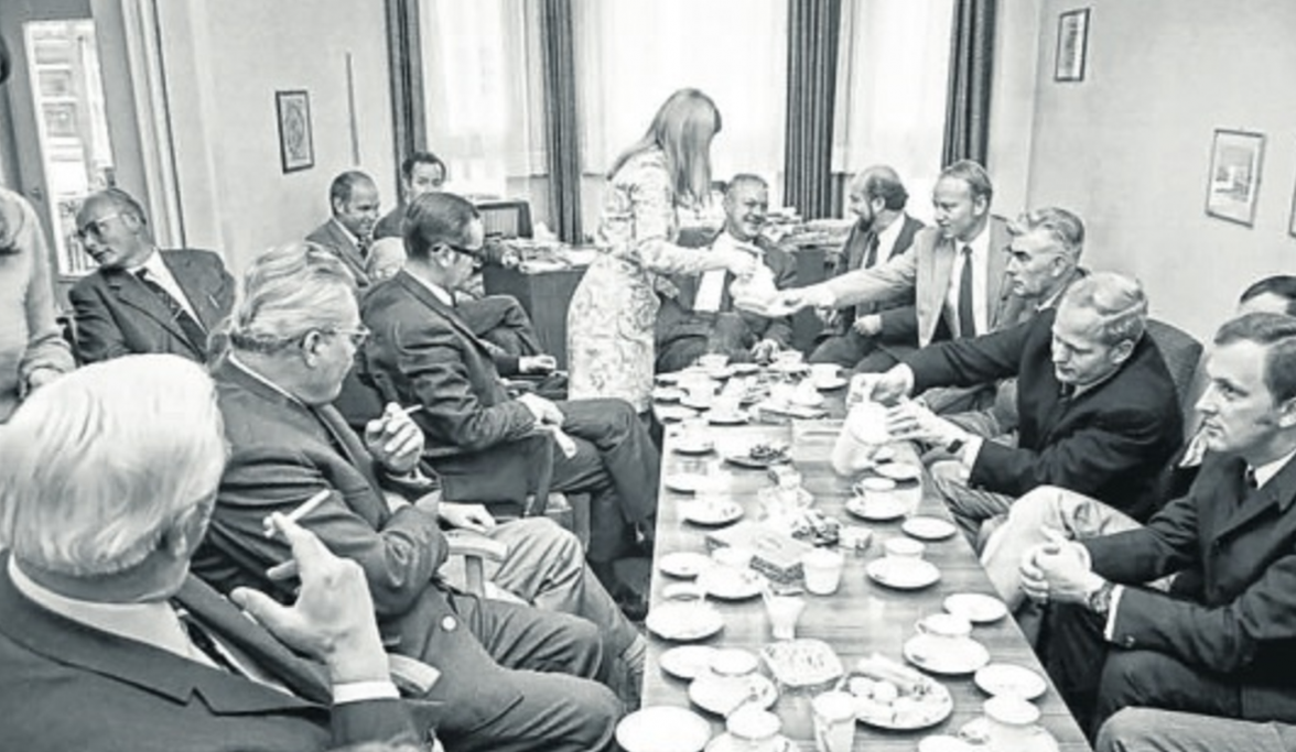 Großer Bahnhof in der Redaktion der Husumer Nachrichten Anfang der 1970er Jahre: Schleswig-Holsteins Ministerpräsident Gerhard Stoltenberg (CDU) ist zu Besuch. Am Ende des langen Tisches unterhält er sich mit Chefredakteur Helmut Sethe (auf dem Bild rechts von ihm), der die Husumer Nachrichten von 1961 bis 1983 leitete.
