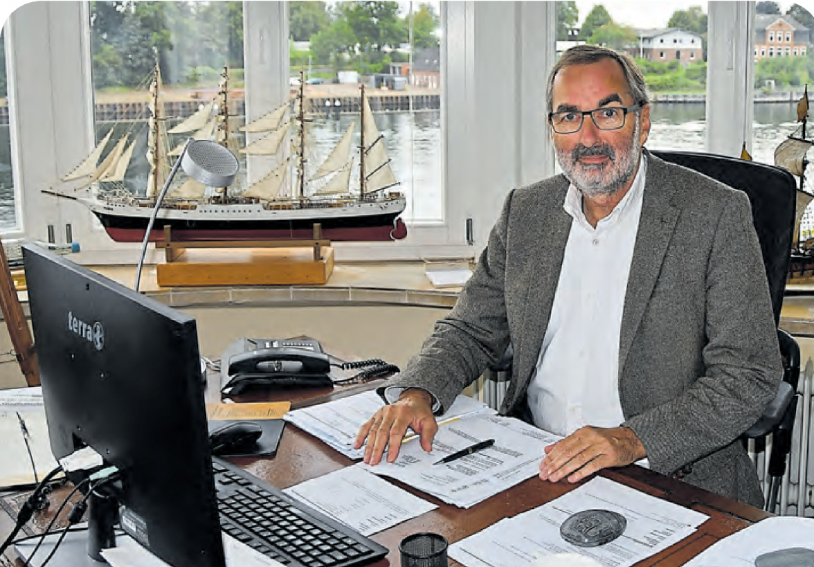 Leben und arbeiten mit Blick auf den NOK: Rendsburgs Stadtpräsident Thomas Krabbes genießt es, vom Schreibtisch aus Schiffe beobachten zu können. FOTO: LUTZ TIMM