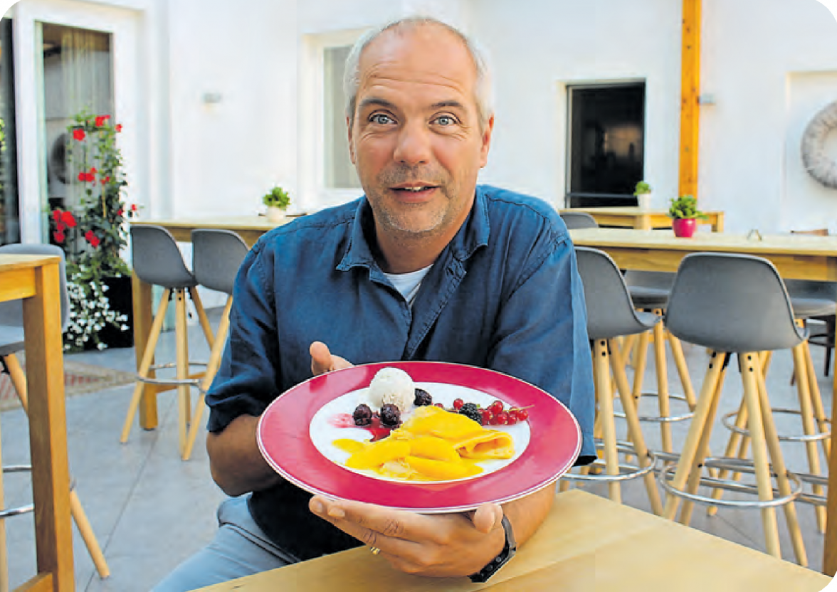 Weinbek-Chef Bastian Achilles mit dem Dessert, der Crêpe Suzette.