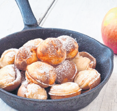 Aebleskiver sind ein beliebter Snack auf dänischen Weihnachtsmärkten. Foto: Adobe Stock