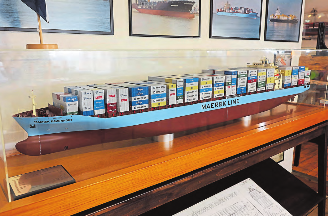 „Maersk Davenport“ - Der größte Frachter, den das Rendsburger Schifffahrtsarchiv ausstellt. Auf das 290 Meter lange Original passen mehr als 5000 Container.