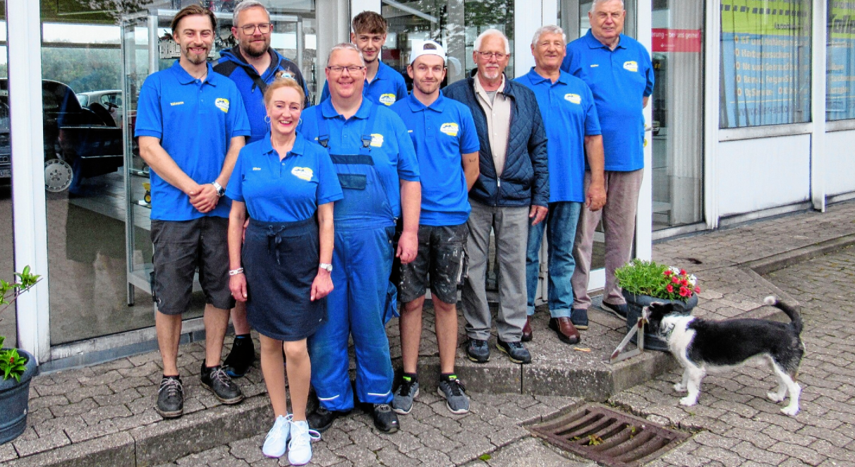 Das Team (v.l.): Tillmann Knudtsen, Jens Eschenauer, Dörte Clausen, Jürgen Koller, Leve Clausen, Jan Lasse Ketelsen, Dieter Koller, Heinz Rödig, Walter Jacobsen und Buddy, die Nr.1. Fotos: Annette Keisat