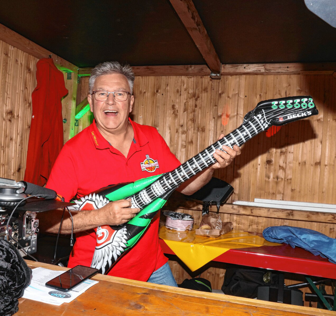 Der Hitsenator von Hansesound sorgt auch auf dem 37. Uetersener Weinfest mit seiner Musik f&uuml;r gut gelaunte Weinfest-Besucher. Foto: Bastian Fr&ouml;hlig
