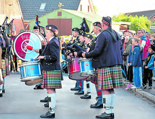 Musiker aus Schottland: Die „Pegasus Pipes & Drums“ begleiteten die 50-Jahr-Gedenkfeier musikalisch. FOTO: HORST BECKER