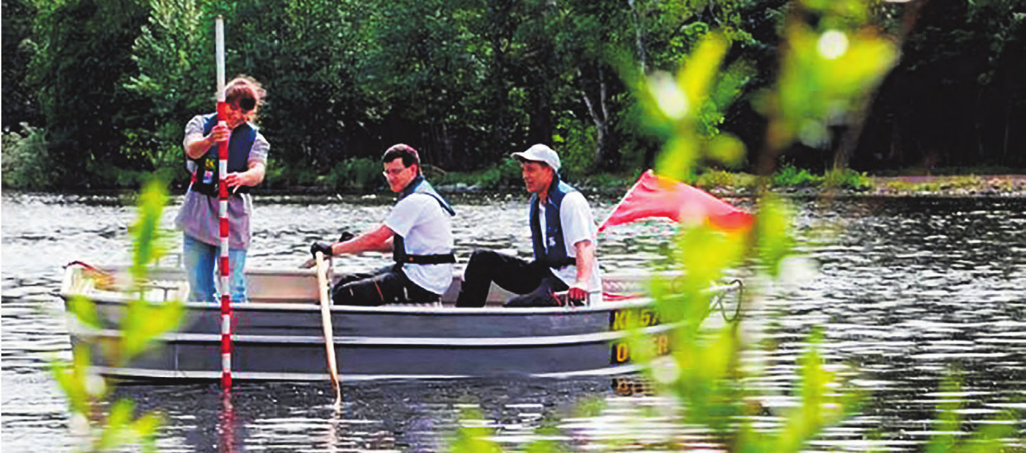Wasserbauer bei der Arbeit auf dem Kanal. FOTO: WSA