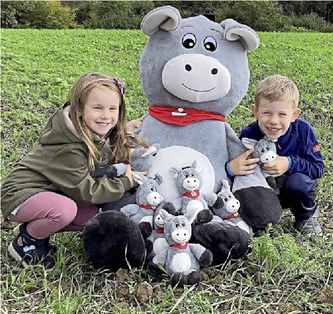 Für Malina (3) und Louis (5) steht fest: Am 30.10. geht's zur Sparkasse Südholstein. Alle Kinder erhalten als Belohnung fürs fleißige Sparen einen kleinen Plüsch-Esel.