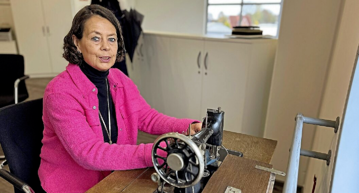 Nina Eskildsen an einer der ersten Nähmaschine, mit der die Erfolgsgeschichte des Unternehmens begann.