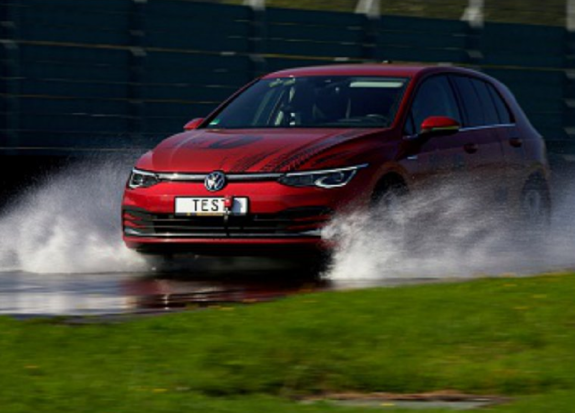 Insgesamt 18 bei Kompaktmodellen beliebte Sommerreifen hat der ADAC praktisch getestet. Foto: ADAC