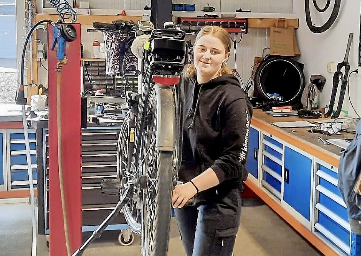 Die Auszubildende Ronja Matzen in der Werkstatt. Foto: MGZ