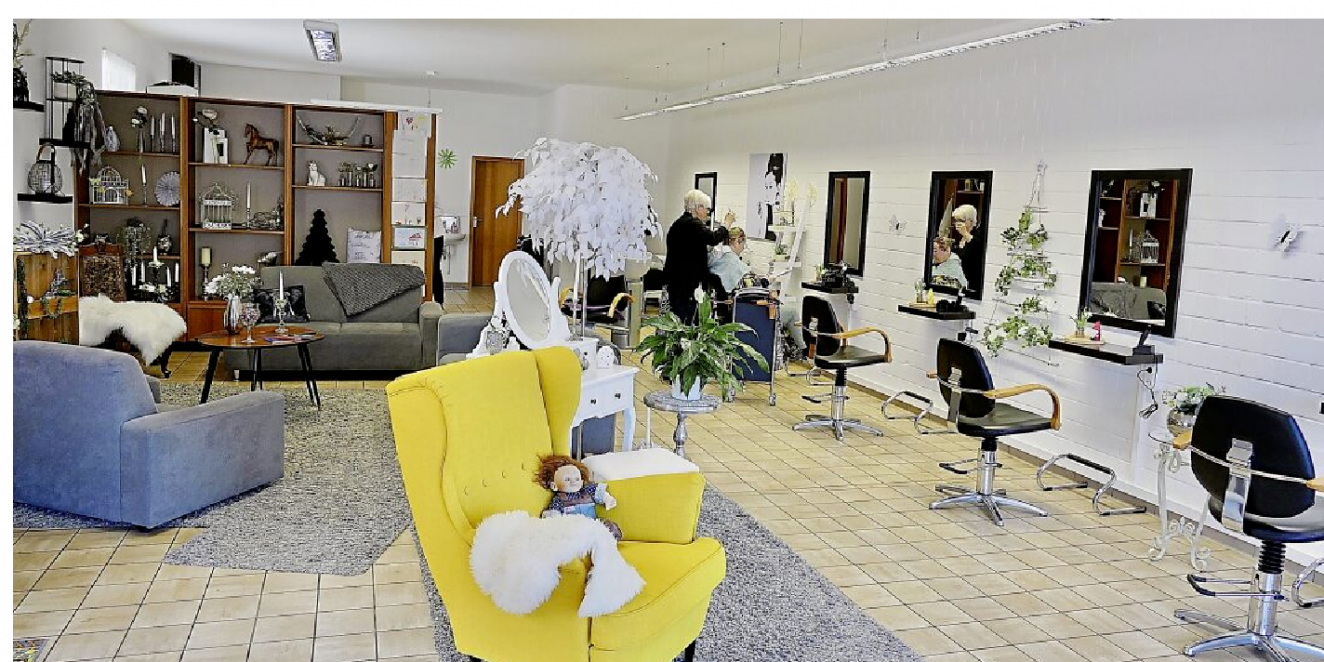 Der Friseursalon gleicht einem offenen und gemütlichem Wohnzimmer.